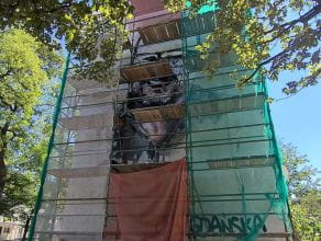 Mural z Pawłem Adamowiczem powstaje na Starym Mieście