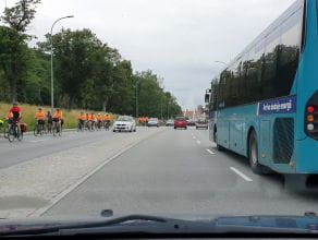 Policja eskortuje rowerzystów na Trakcie św. Wojciecha