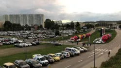 Pełen parking przy Ergo Arenie przed meczem siatkarzy