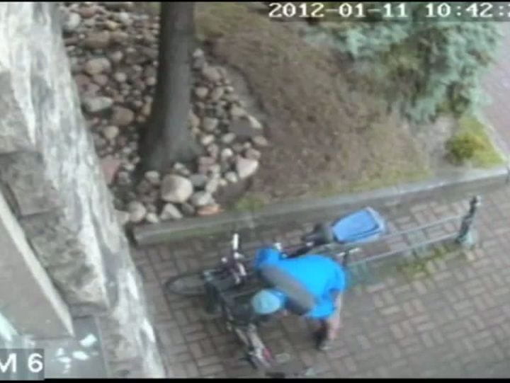 Zobacz jak inny złodziej ukradł rower spod biurowca przy ul. Dyrekcyjnej w Gdańsku.