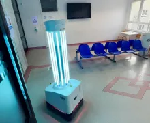 Robot dezynfekujący sprząta w szpitalu