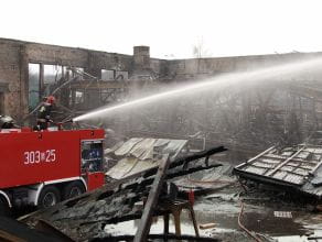 Zgliszcza po pożarze w Stoczni Gdańskiej