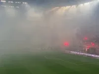 Dym z rac wstrzymał mecz Lechii