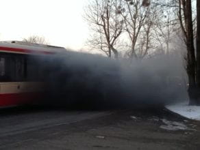Kłęby dymu w autobusie na Żabiance