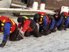 Strażackie ćwiczenia na skutej lodem Motławie