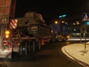 Nocny transport czołgu T-34