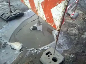 Dziura na skrzyżowaniu ulic: Równej i Sandomierskiej