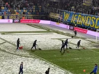 Arka Gdynia - Lechia Gdańsk 1:0. Odśnieżanie boiska