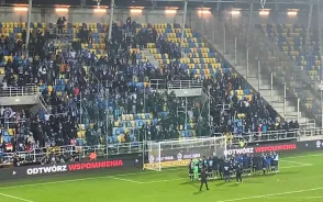 Arka Gdynia - Lech Poznań 0:1. Kibice i piłkarze obu drużyn po meczu