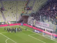 Lechia Gdańsk - Cracovia 1:2. Kibice i piłkarze obu drużyn po meczu