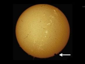Wenus przechodzi na tle tarczy Słońca.