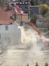 Wyburzanie budynku bez żadnych zabezpieczeń