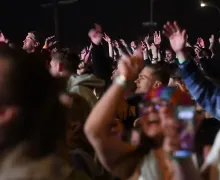 Bambi szaleje z publicznością do numeru "BFF" na Delfinalia Gdynia