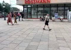 Religijne piosenki przy wejściu na Stare Miasto w Gdańsku