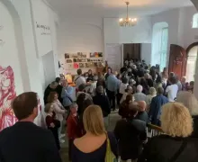 Tłoczno na wernisażu Idole perwersji Zofii de Ines w Pałacu Opatów