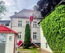 Mycie elewacji budynku z podnośnika koszowego | AquaUp Trójmiasto