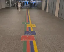 Szukasz przystanku? Idź po kolorowych pasach