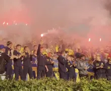 Arka Gdynia. Kibice zaśpiewali o celu na sezon 2026/27 i odpalili race