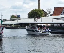 Przeszedł pod kładką na milimetry