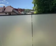 Montaż folii szronionej na balustradzie balkonowej. 