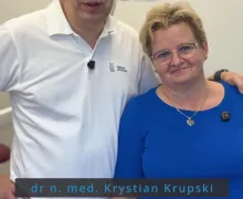 Chirurg stomatolog dr n.med. Krystian Krupski i zadowolona pacjentka po leczeniu w K2Dental