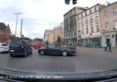 Auto tarasuje przejazd
