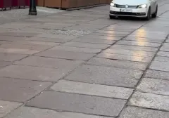 Wjechał autem na Długą 