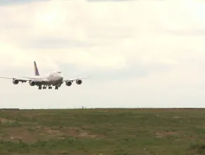 Lądowanie boeinga 747-8 w Porcie Lotniczym Gdańsk
