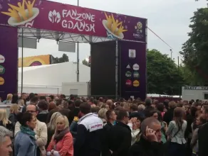 Tłum przed otwarciem Strefy Kibica w Gdańsku