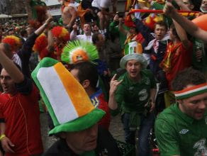 Tłumy Irlandczyków śpiewają przed Dworem Artusa