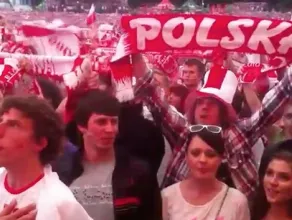 Hymn Polski w strefie kibica w Gdańsku