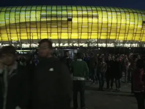 Kibice opuszczają stadion po meczu