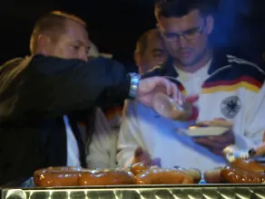 Niemcy jedzą polskie kiełbasy