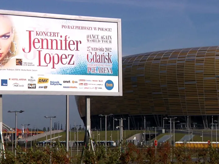 Przygotowania do koncertu Jennifer Lopez na stadionie i w hotelu Hilton.