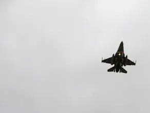 Myśliwiec F-16 nad  lotniskiem w Rębiechowie