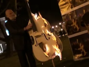 Muzyk podpala swój instrument