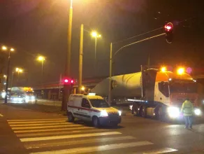 Nocny transport ponadgabarytów w Gdyni