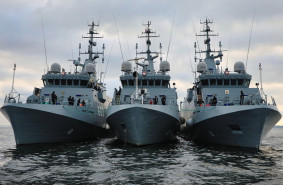 Trzy niszczyciele min ćwiczą na Bałtyku