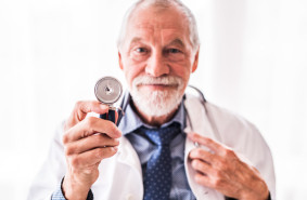 Leczą nas lekarze przed emeryturą?