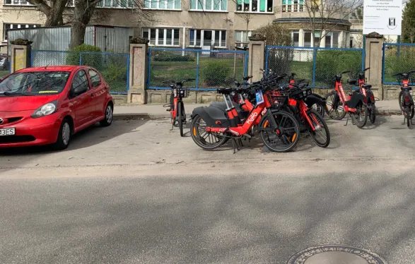                     Rowery Mevo blokują miejsca parkingowe
                                            