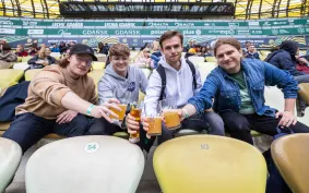                     Piją piwo na stadionie. Ruszyła Hevelka
                                            