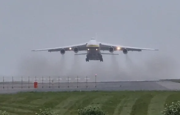                    Ogromny Antonov wystartował z lotniska w Gdyni
            