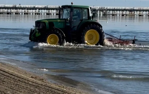                     Traktorem po glony w morzu 
            