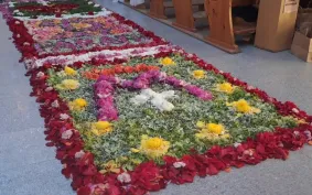                    Dywan z kwiatów z okazji Bożego Ciała
            