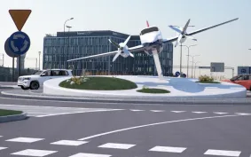                     Samolot stanie na rondzie przy lotnisku
                                            