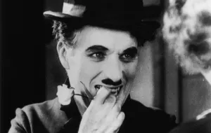 Chaplin w filharmonii i salwy śmiechu na widowni