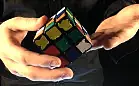 Układa kostkę Rubika w 33 sekundy. Z zamkniętymi oczami