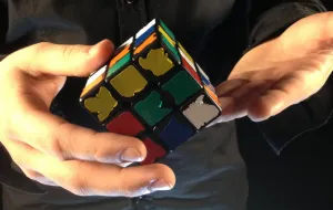 Układa kostkę Rubika w 33 sekundy. Z zamkniętymi oczami