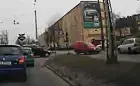 Kierowcy omijają gdyński korek po chodniku