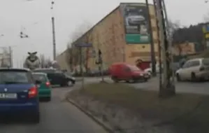 Kierowcy omijają gdyński korek po chodniku